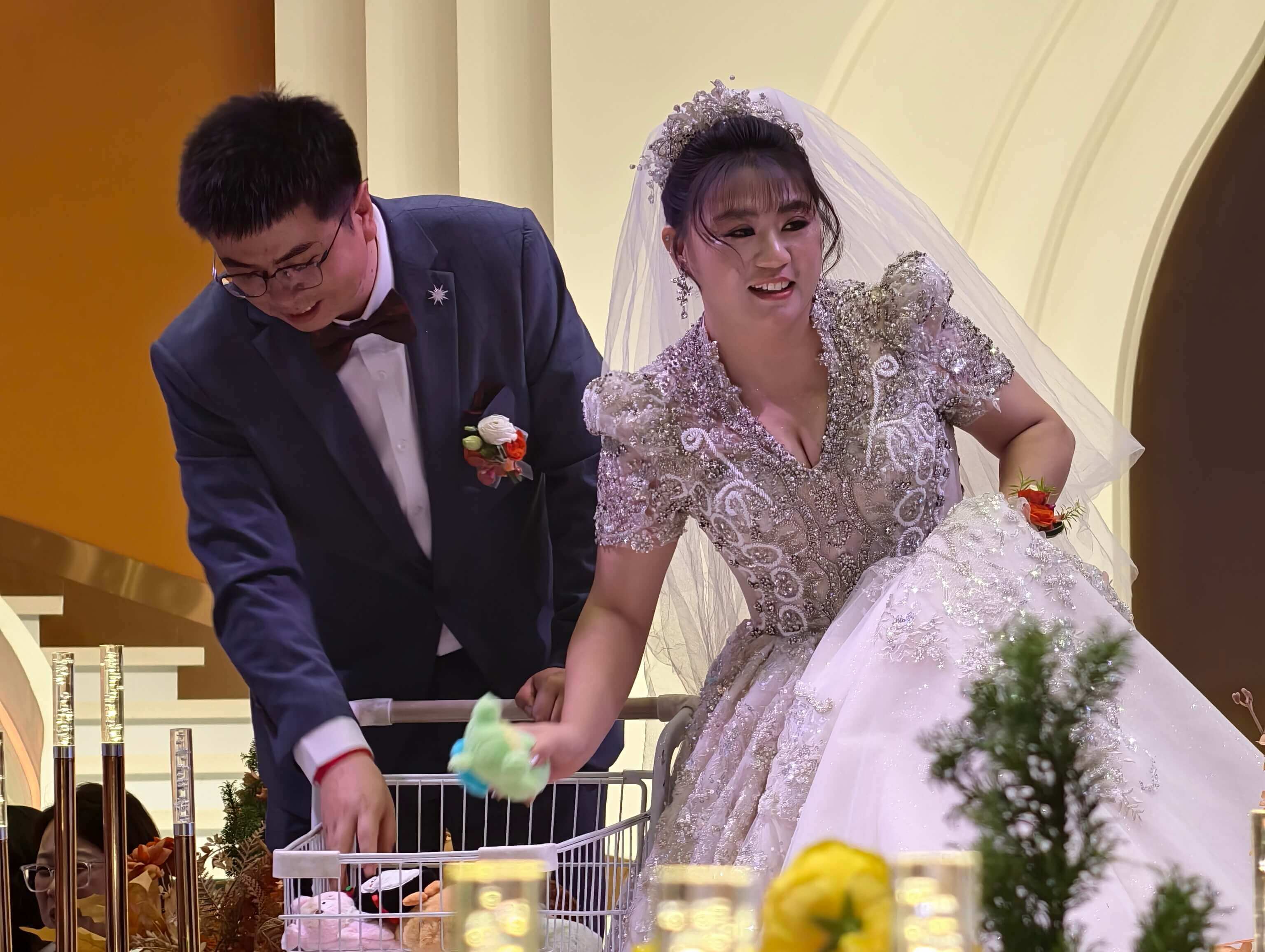 婚礼退场抛娃娃